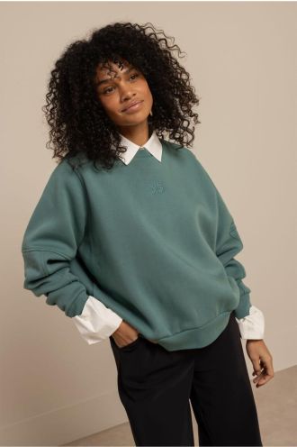 Studio_Anneloes_Pleuni_studio_sweater_dark_sage_green_Hilnetta_s
