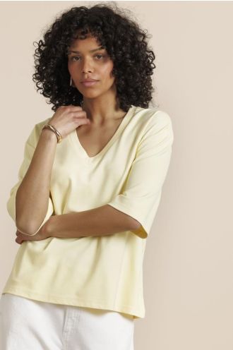 Studio_Anneloes_Fiore_vneck_t_shirt_butter_yellow_Hilnetta_s