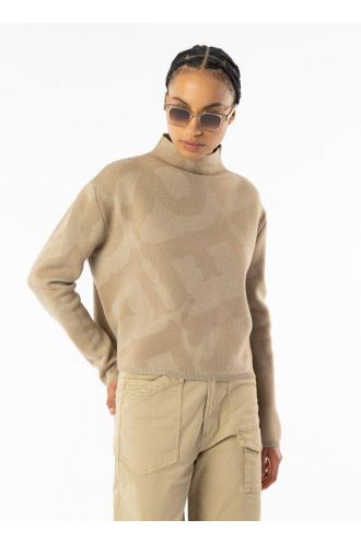 Elias_Rumelis_Mine_sweater_cafe_Hilnetta_s