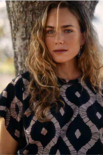 Studio_Anneloes_Renske_batik_top_black_latte_Hilnetta_s_2